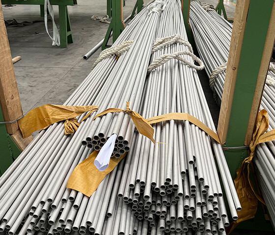 Duplex stainless steel seamless pipe