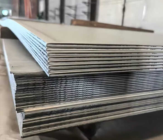 Martensitic age-hardening steel plate