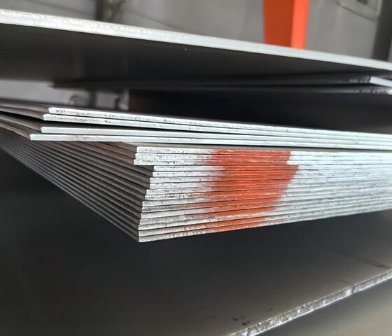 Martensitic age-hardening steel plate