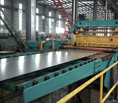 Steel plate leveling machine is running