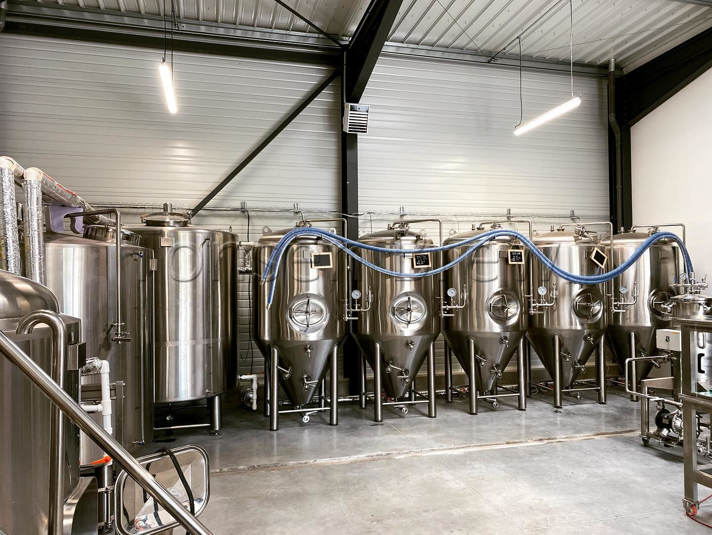 Пивное оборудование Tonsenbrew 1000L Только что прибыло во Францию. С нетерпением ждем, когда наш клинет будет варить фантастическое пиво с новым пивным оборудованием.