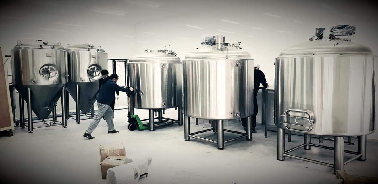 Guía completa de equipos para la elaboración de cerveza, desde suministros caseros hasta sistemas industriales