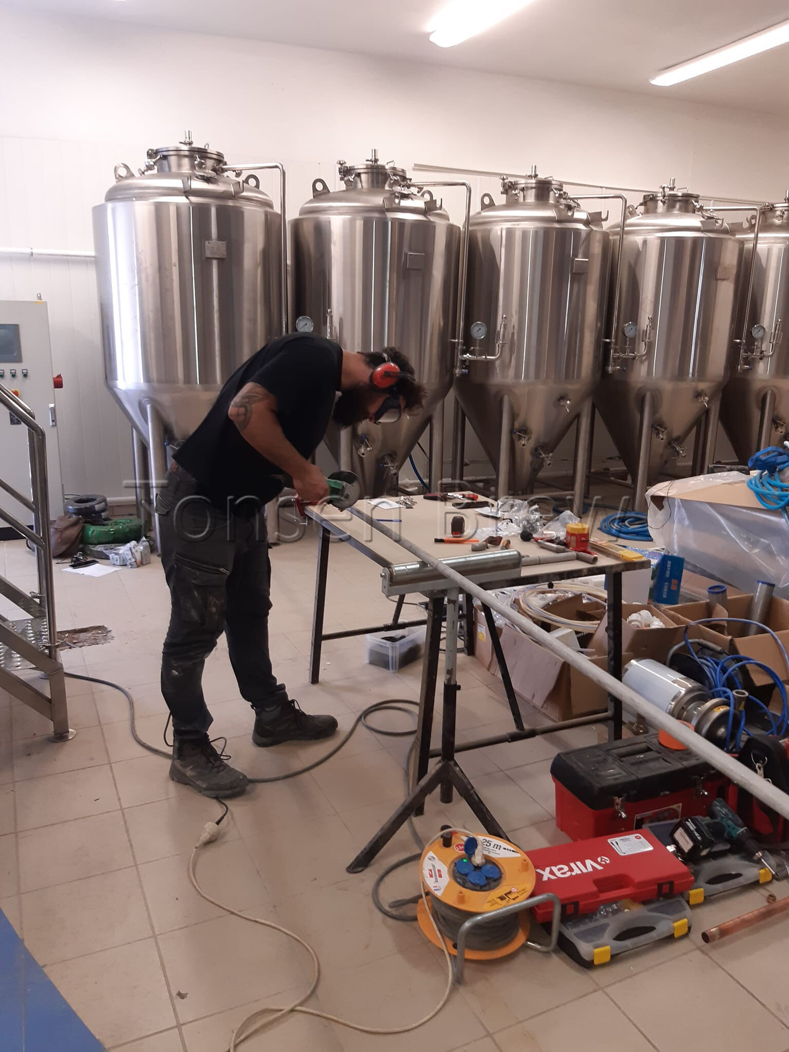 Se están instalando equipos cerveceros llave en mano de 1000L en Francia