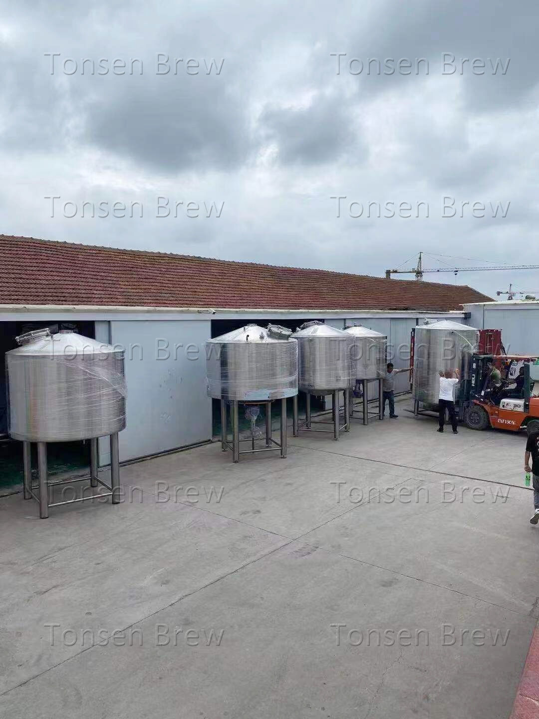 ¡Llegó el equipo de cervecería 2000L! Esta cervecería artesanal se ha desarrollado rápidamente, desde cientos de litros en un principio hasta 2000 litros ampliados este año.