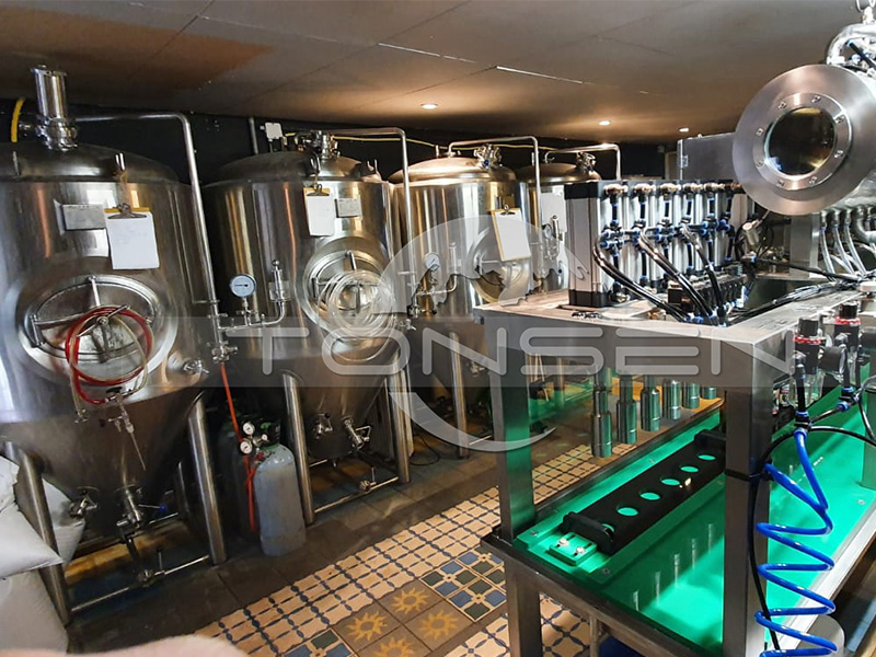 Máquina de tapado de llenado de botellas