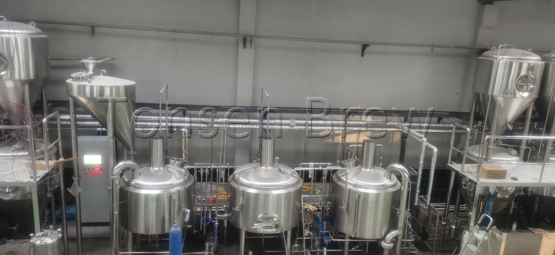 1000l 3 recipientes Brewhouse colocados en el medio, fermentadores apilados a cada lado, el nuevo equipo de cerveza Tonsen 1000L terminó la instalación, ¡salud!