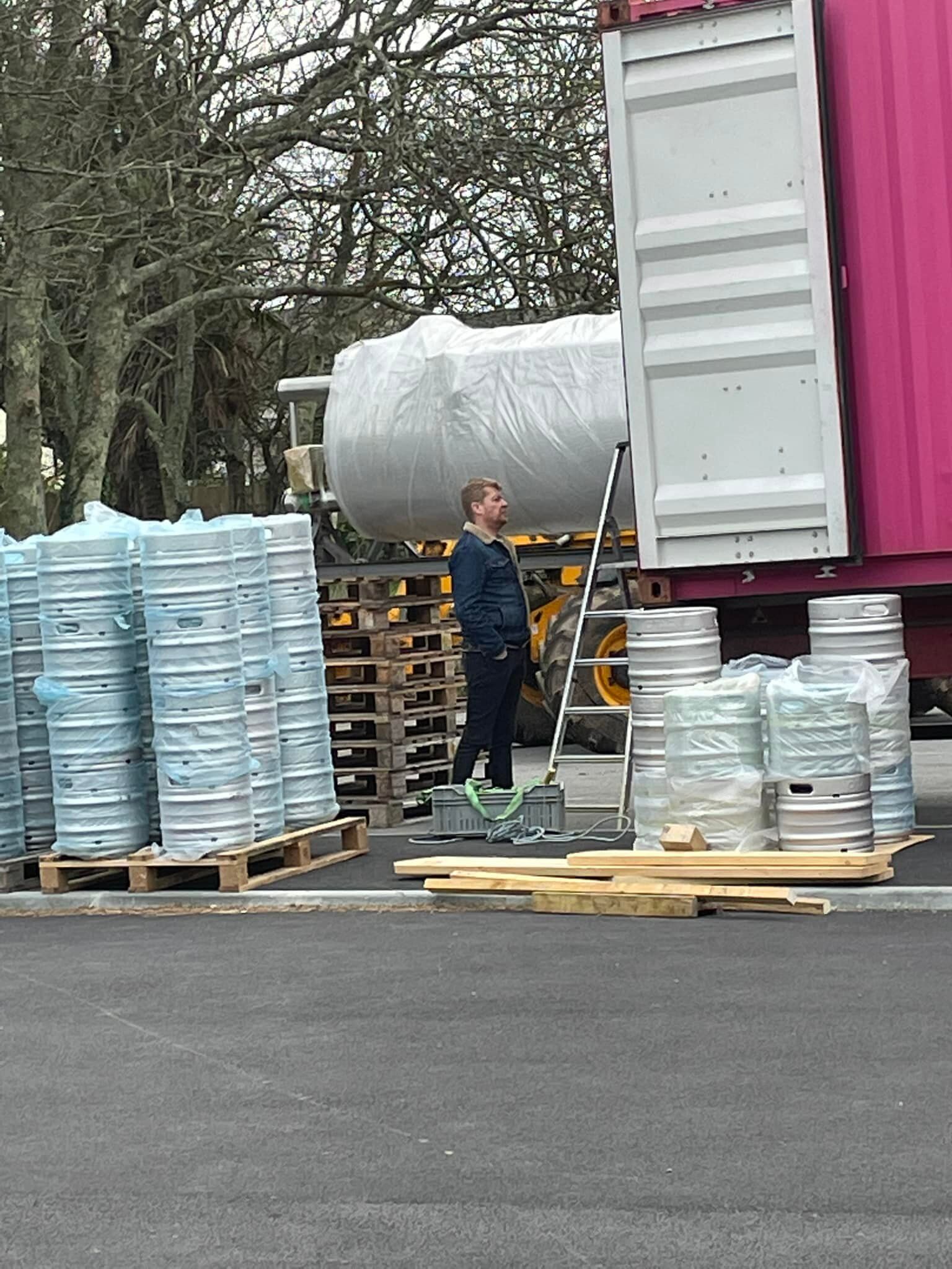 The 4000L fermentation tanks arrived at our customer's brewery smoothly, let's put these big guys out and install them!