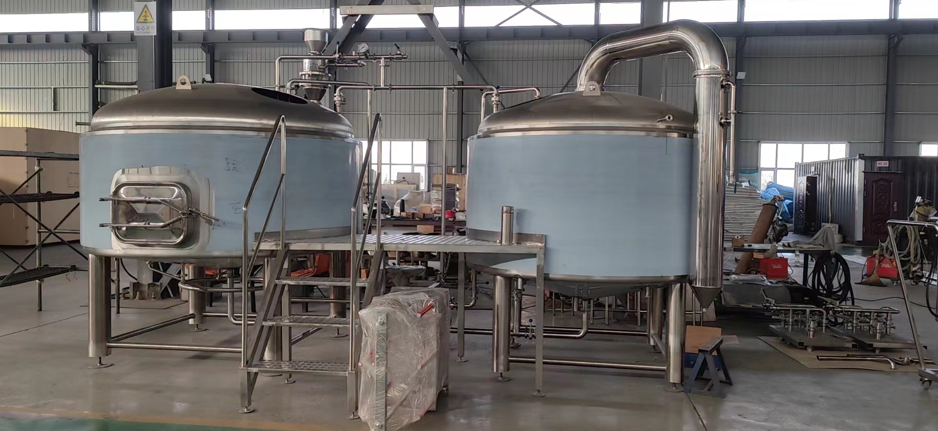 Se están produciendo algunos productos a la mitad. Nuestra fábrica volverá a estar llena de equipos de papilla y tanques de fermentación.