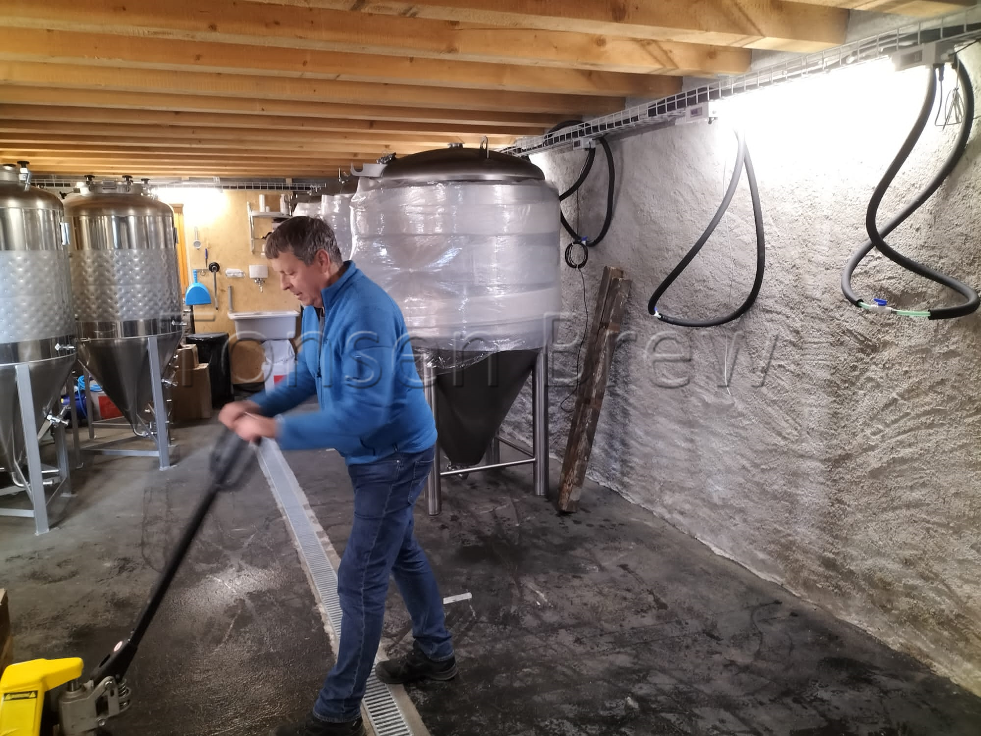 Cliente europeo recibió sus fermentadores antes de Navidad para cervecería