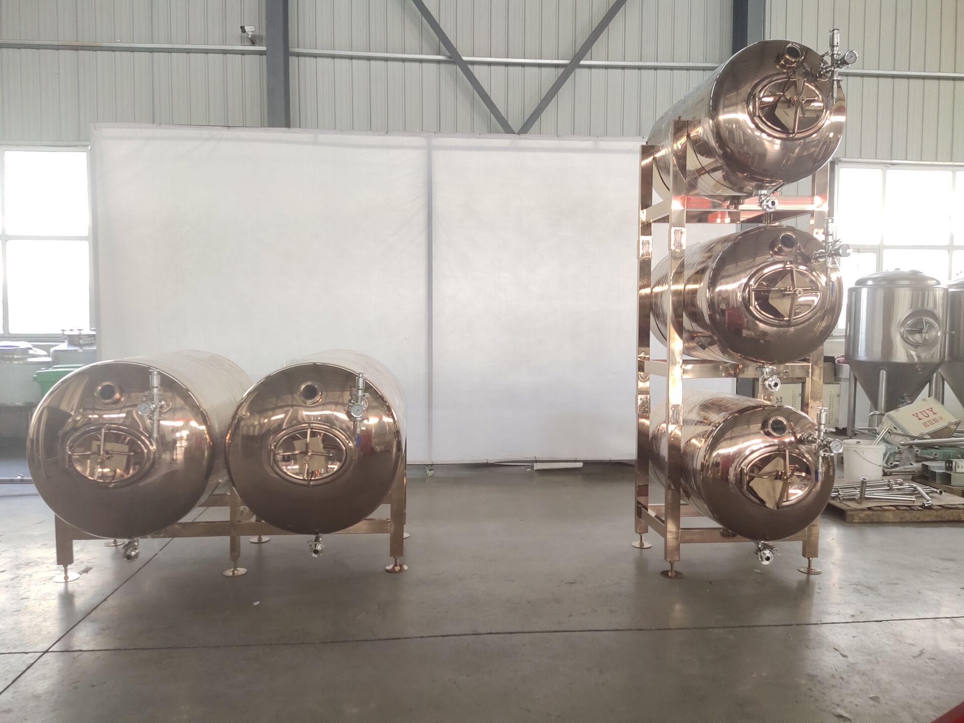 Tanque de cerveza brillante horizontal