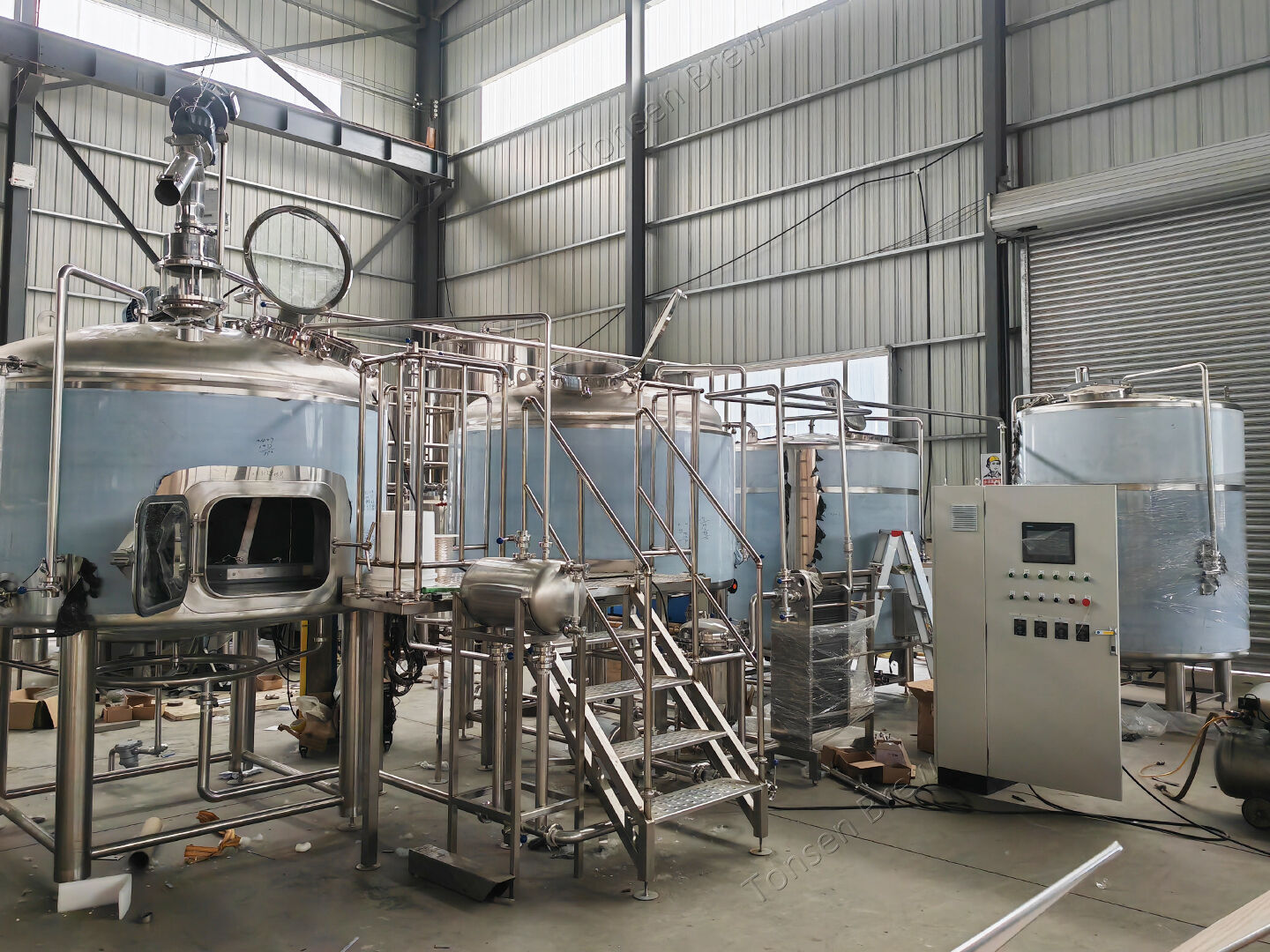 La sala de cocción de 2000 l está lista para la prueba. ¿Estás interesado en esta cervecería?