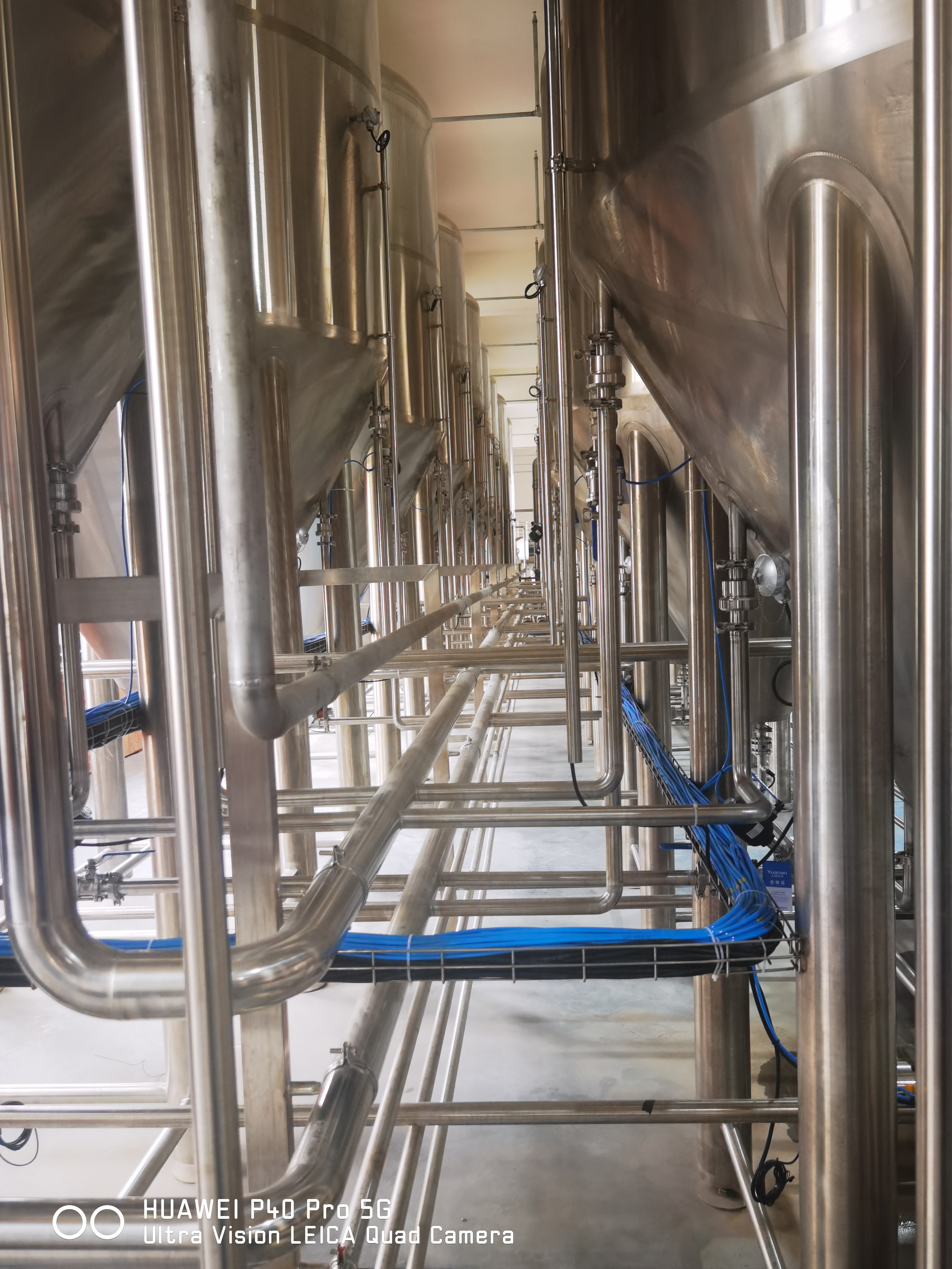 ¡Instalación de cervecería de 2000L en el sitio! Tonsen siempre puede hacer arreglos para que nuestro ingeniero instale su cervecería...