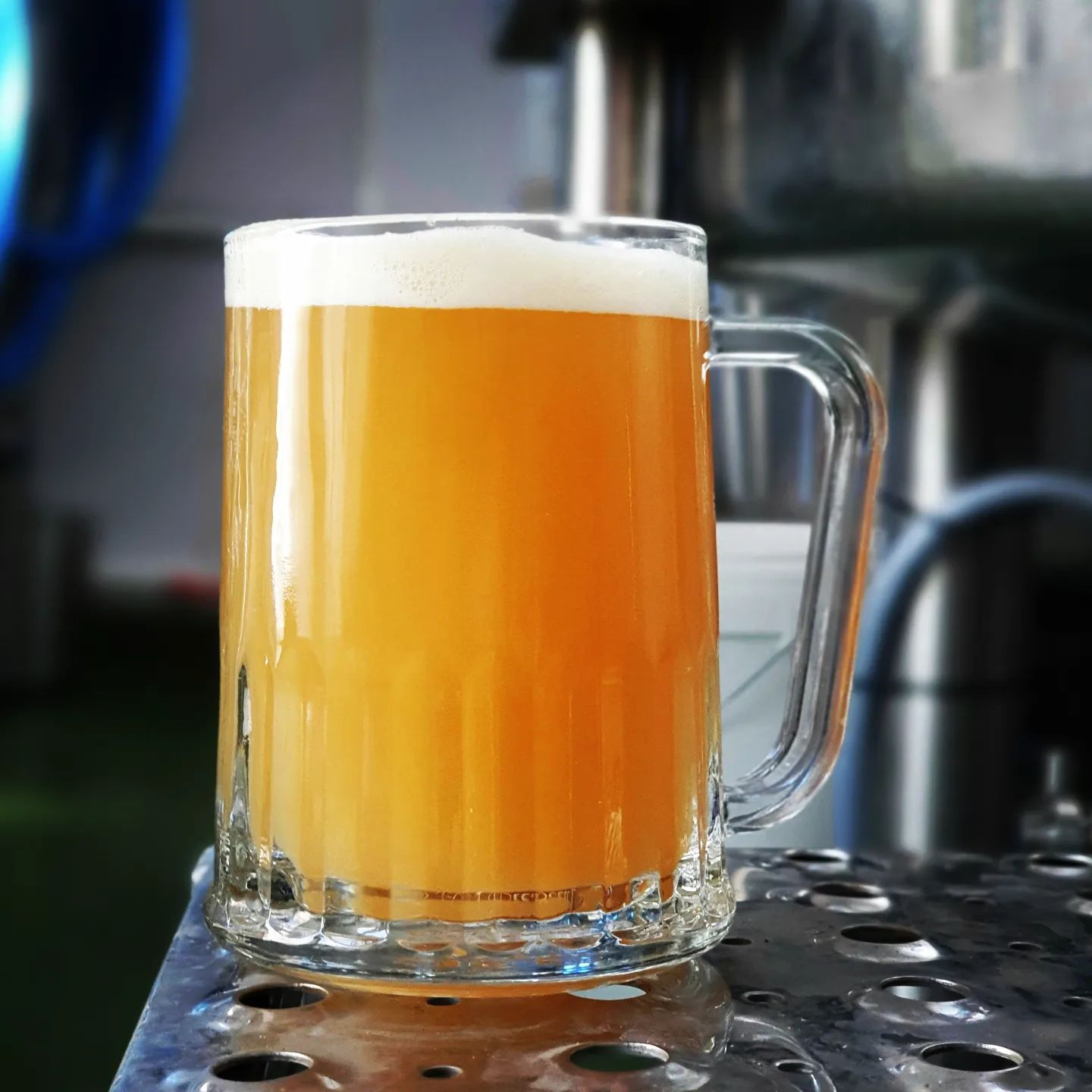 Un système de brassage de bière artisanale de 400 litres dans une brasserie britannique lance son premier brassage, bravo ~