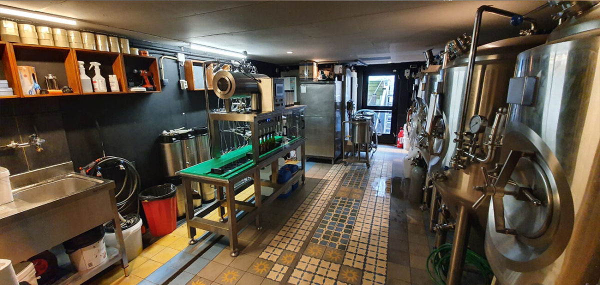 Bottle filling capping machine