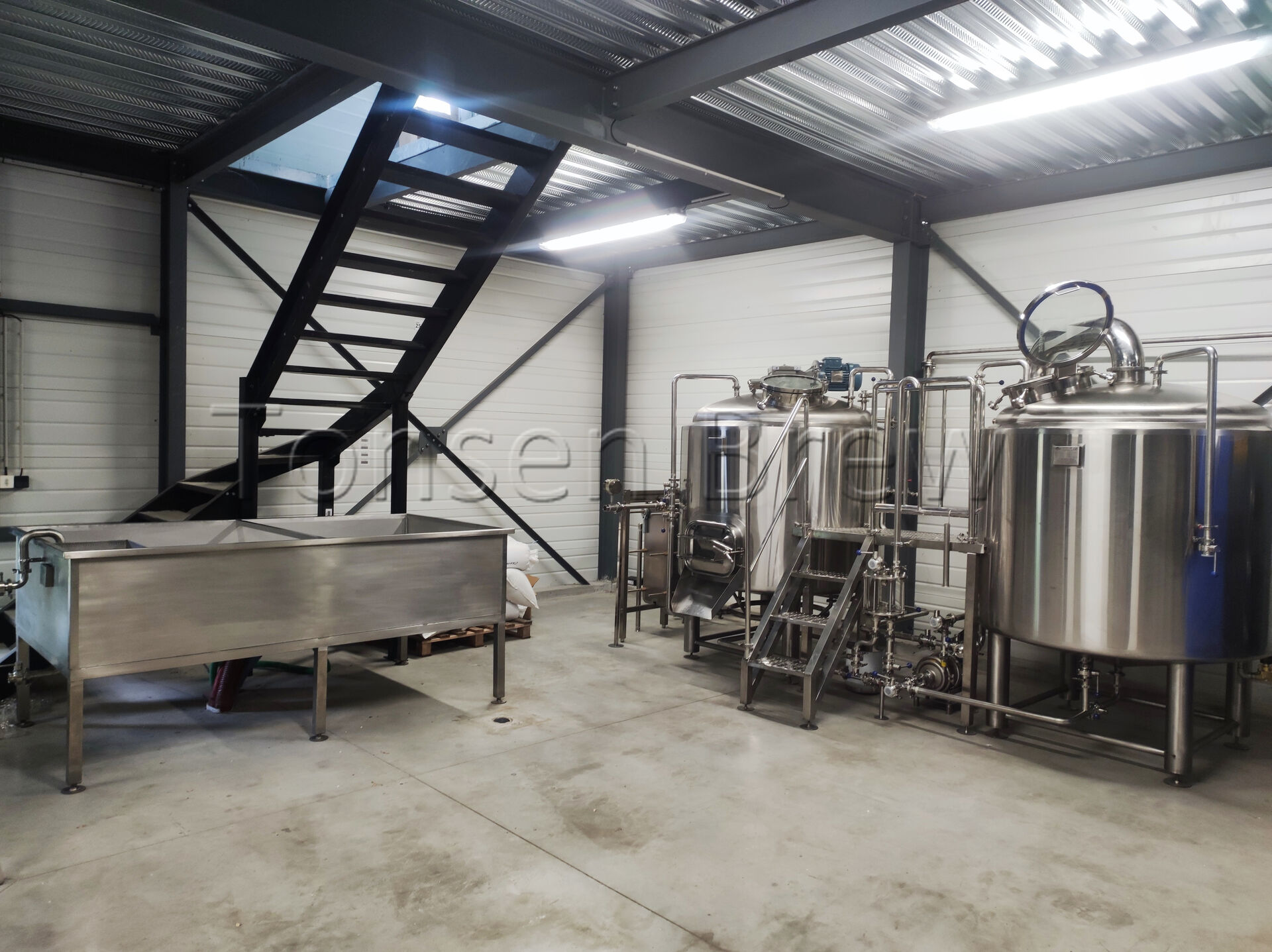 Un autre ensemble de notre équipement de brassage Tonsen's 1000L installé dans une brasserie française, comme c'est parfait !