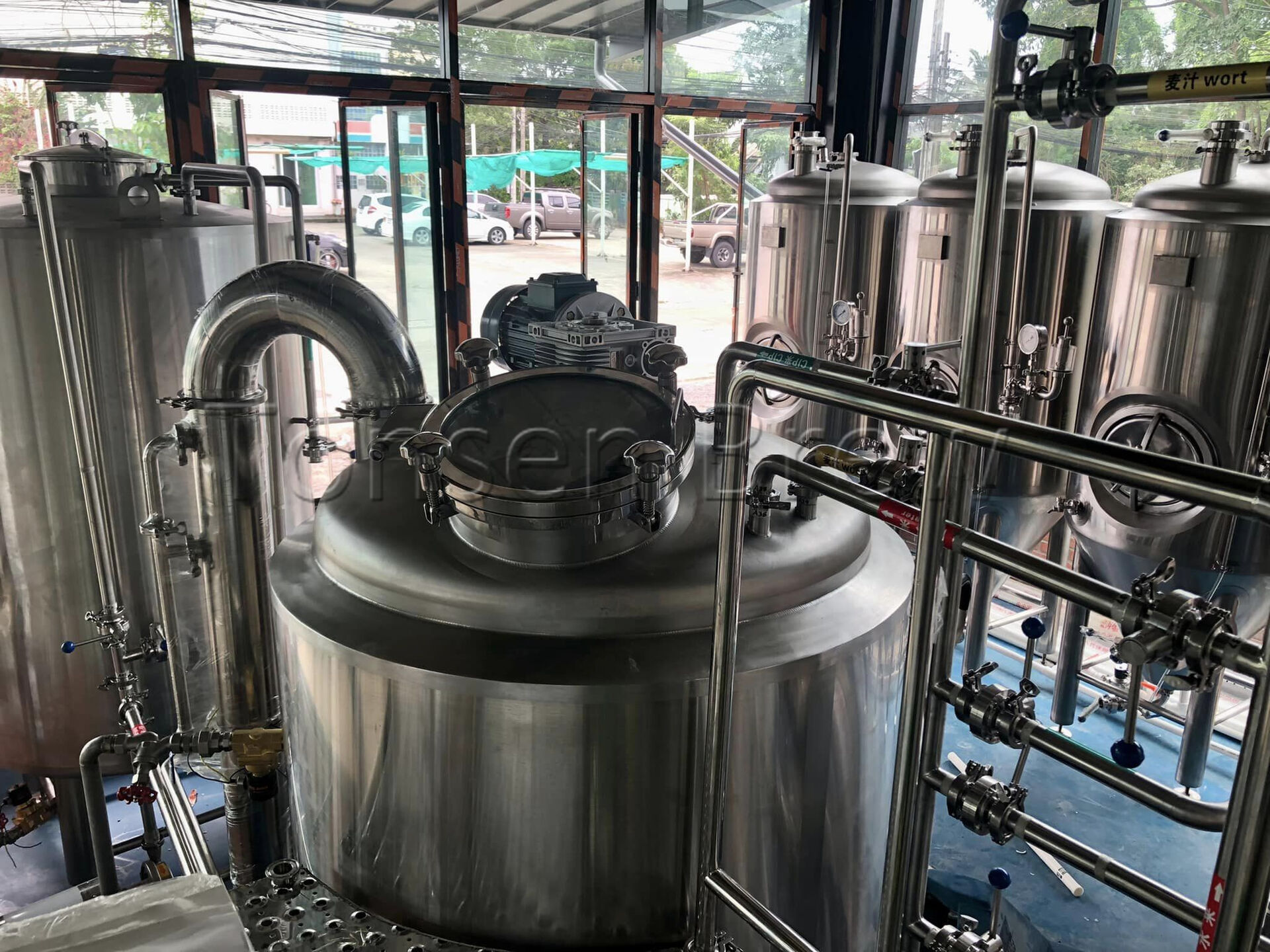 La brasserie 500L s'installe en Asie, comprend 500L 3 navires dans 2 cuves de brassage, 500L et 1000L cuves de fermentation et BBT.