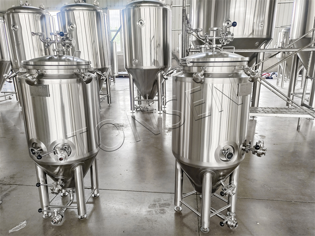 Réservoir de réfrigérant 100 L, chariot de désinfection 20 L, fermenteur 50 L