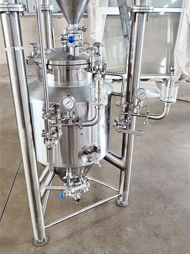 Travailler dans un espace restreint ? Nous pouvons construire sur mesure ces fermenteurs empilés.