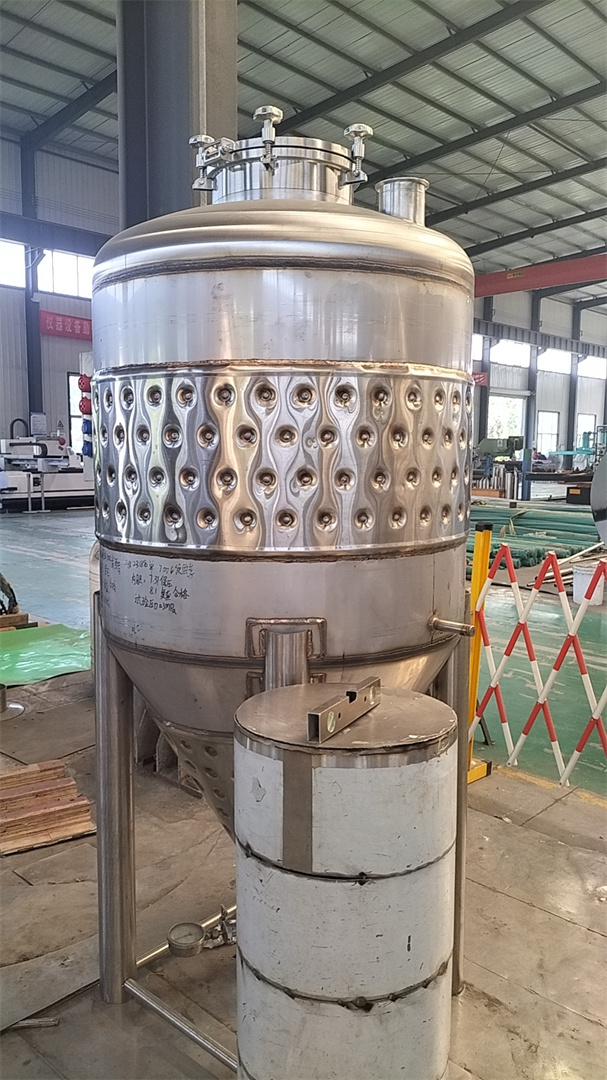 La cuve de fermentation de 700L est actuellement en production~