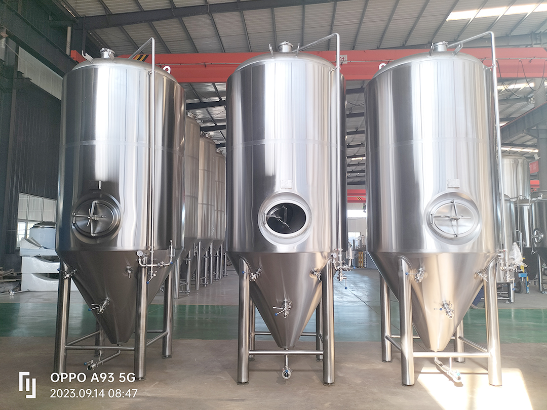 Des cuves de fermentation de bière de 3 200 L ont été produites et seront bientôt expédiées au Royaume-Uni