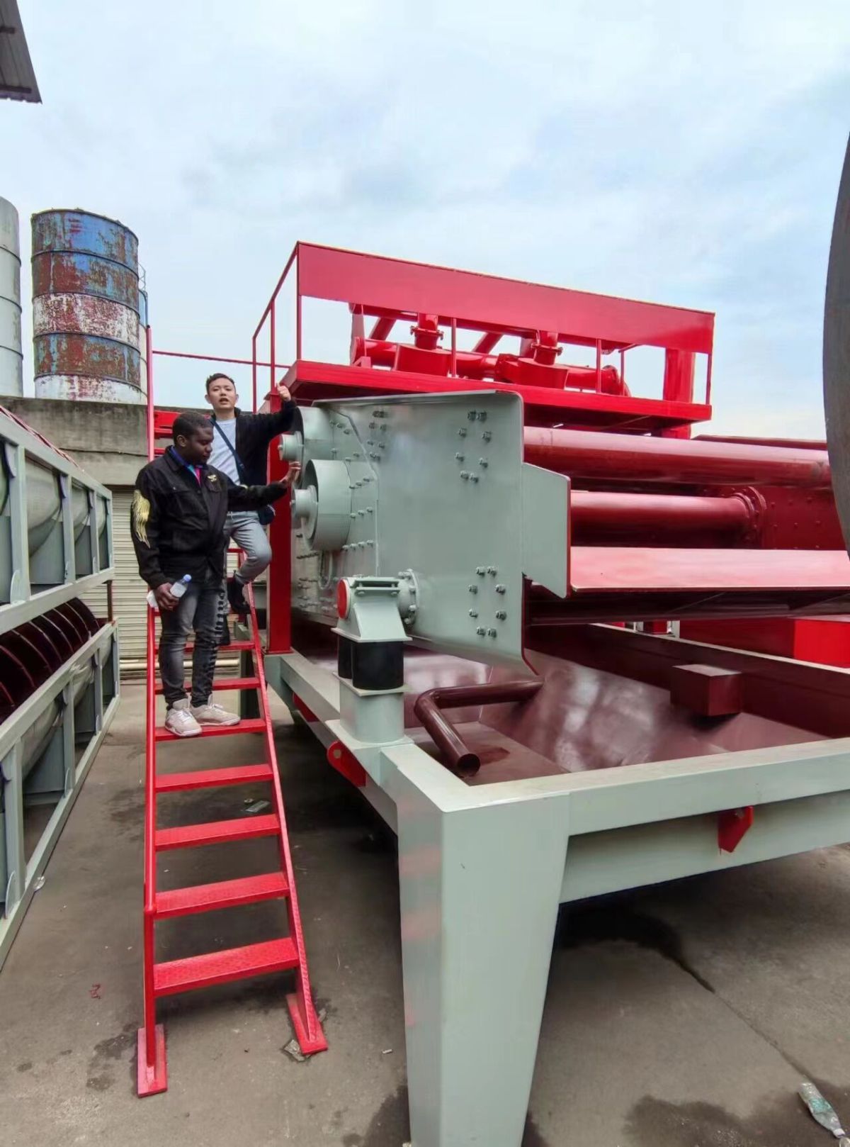 crushing and screening machinery.jpg