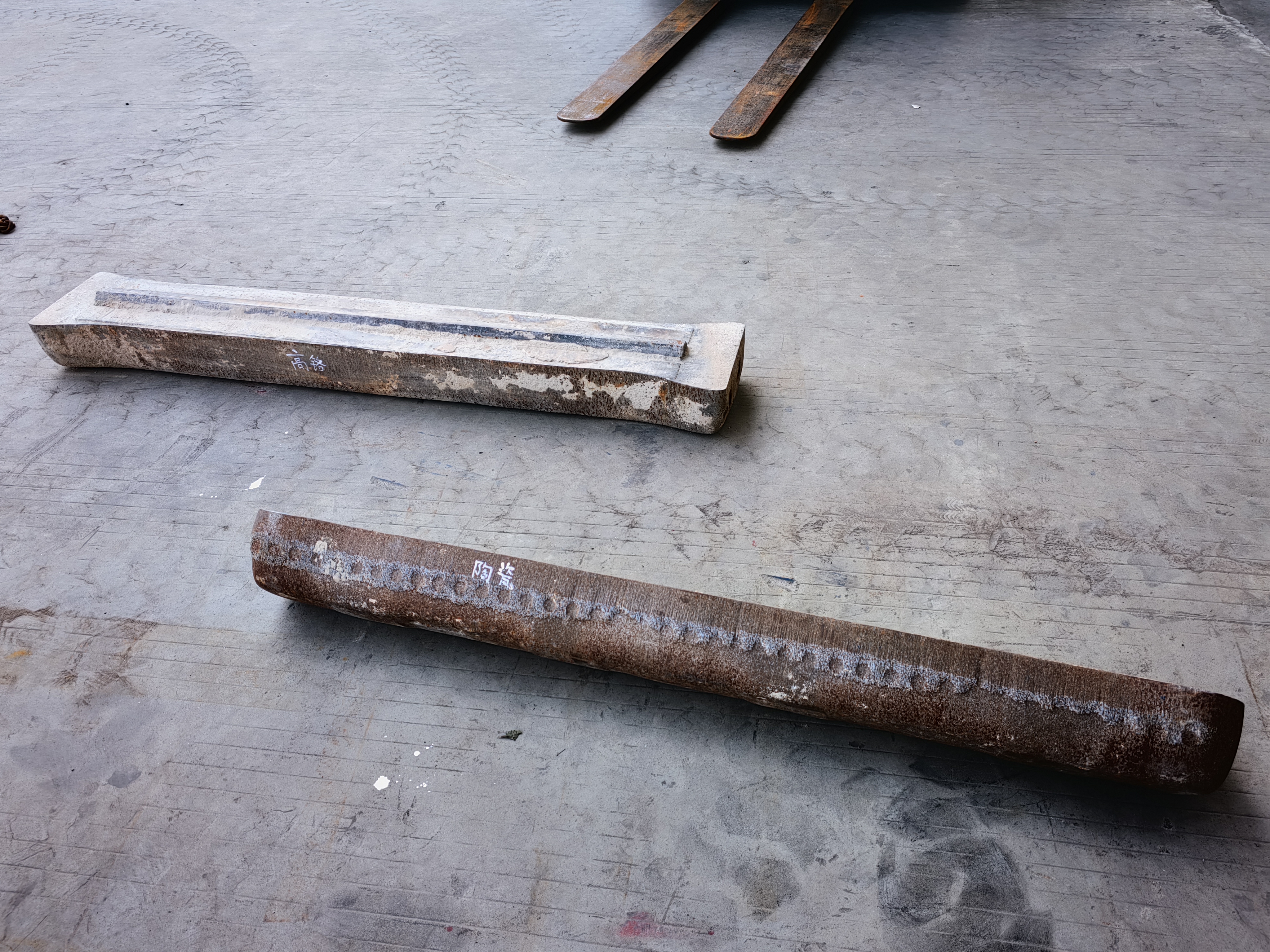 blow bar. Materials:chromium + martensite 