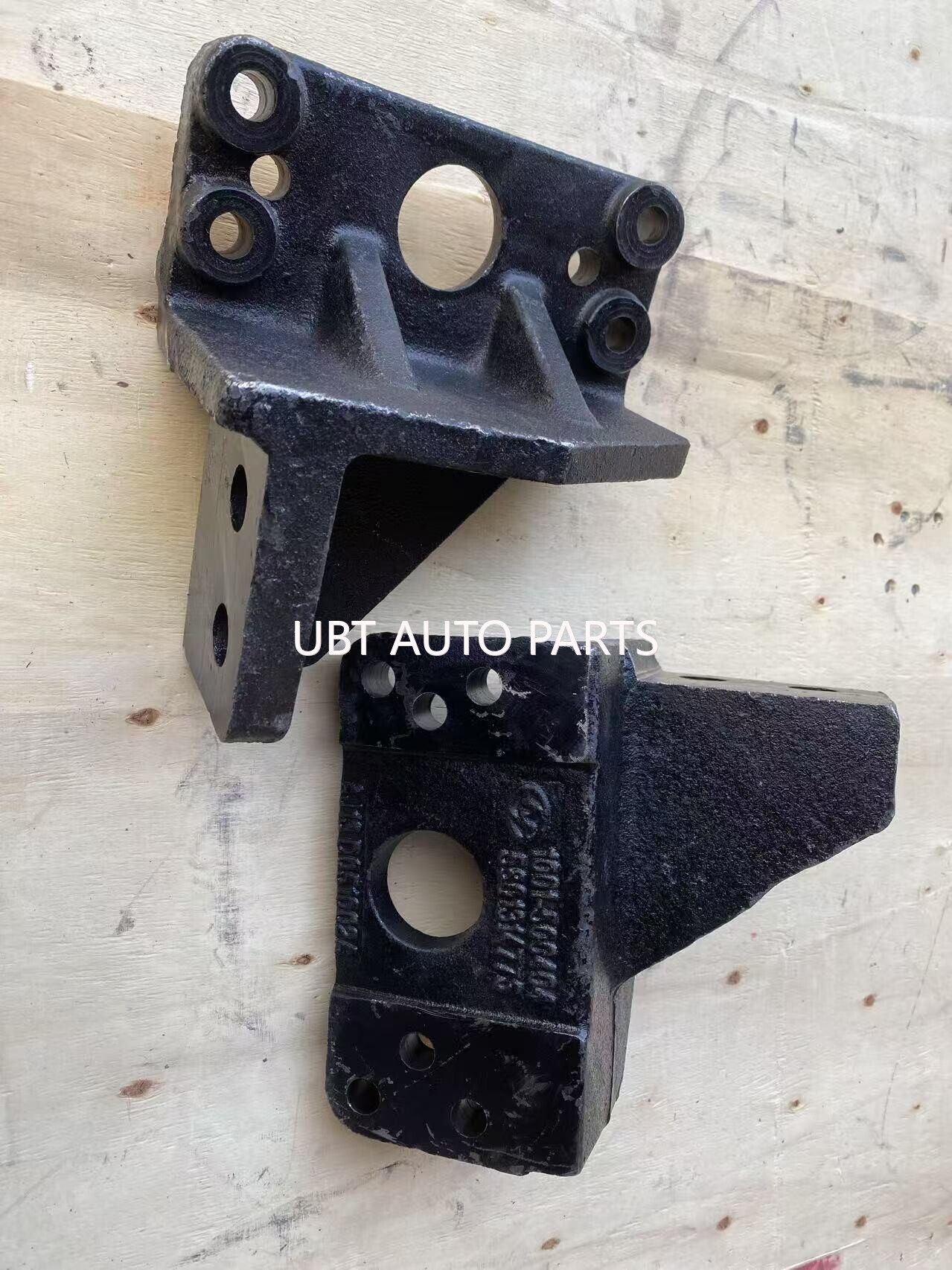 Bracket engine  mounitng front LH Hongyan 5801314773