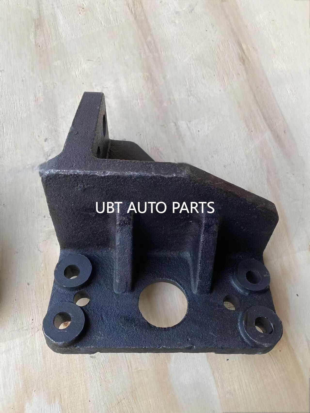 Bracket engine mounting front RH Hongyan 5801314774