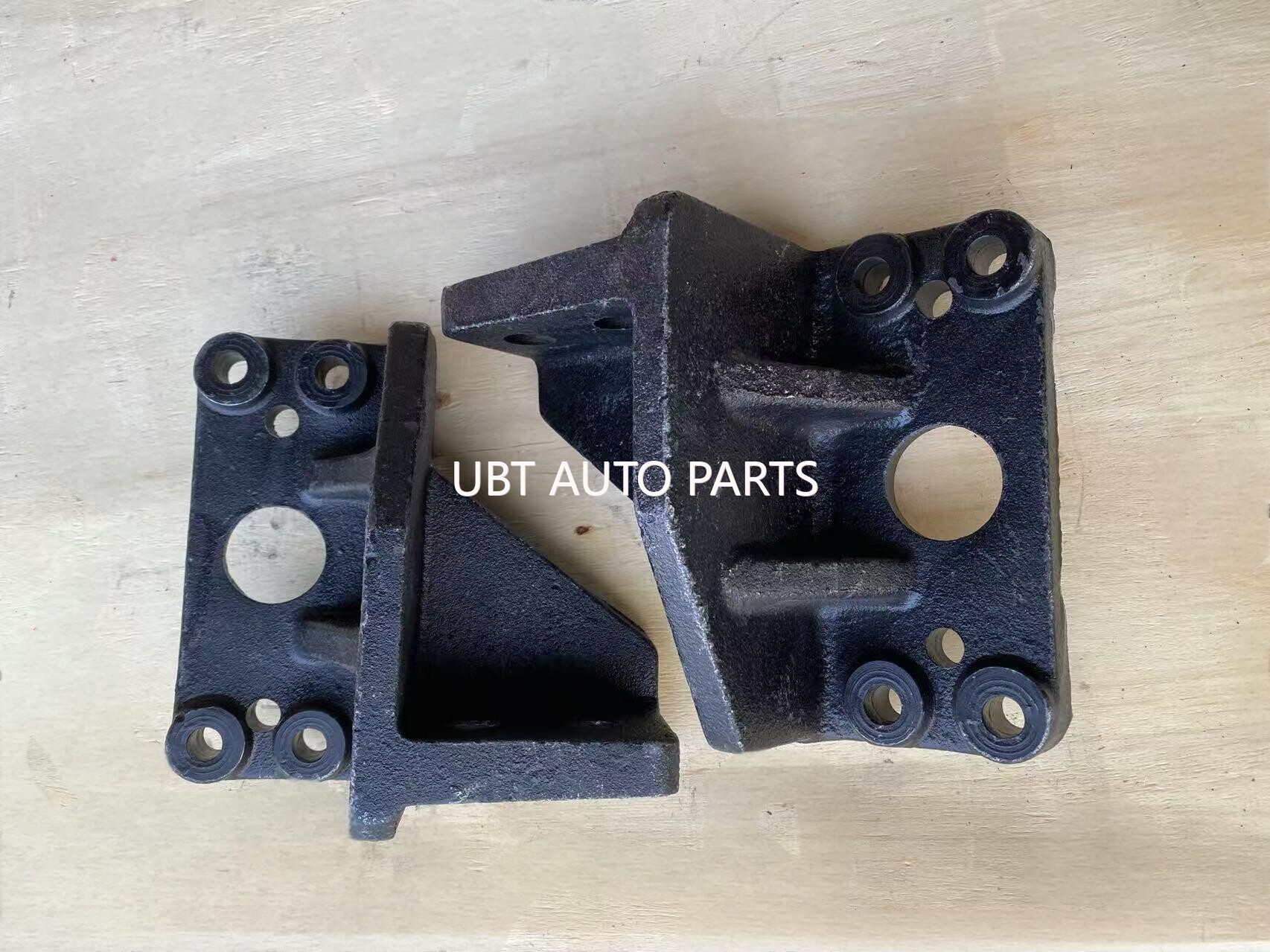 Bracket engine mounting front RH Hongyan 5801314774