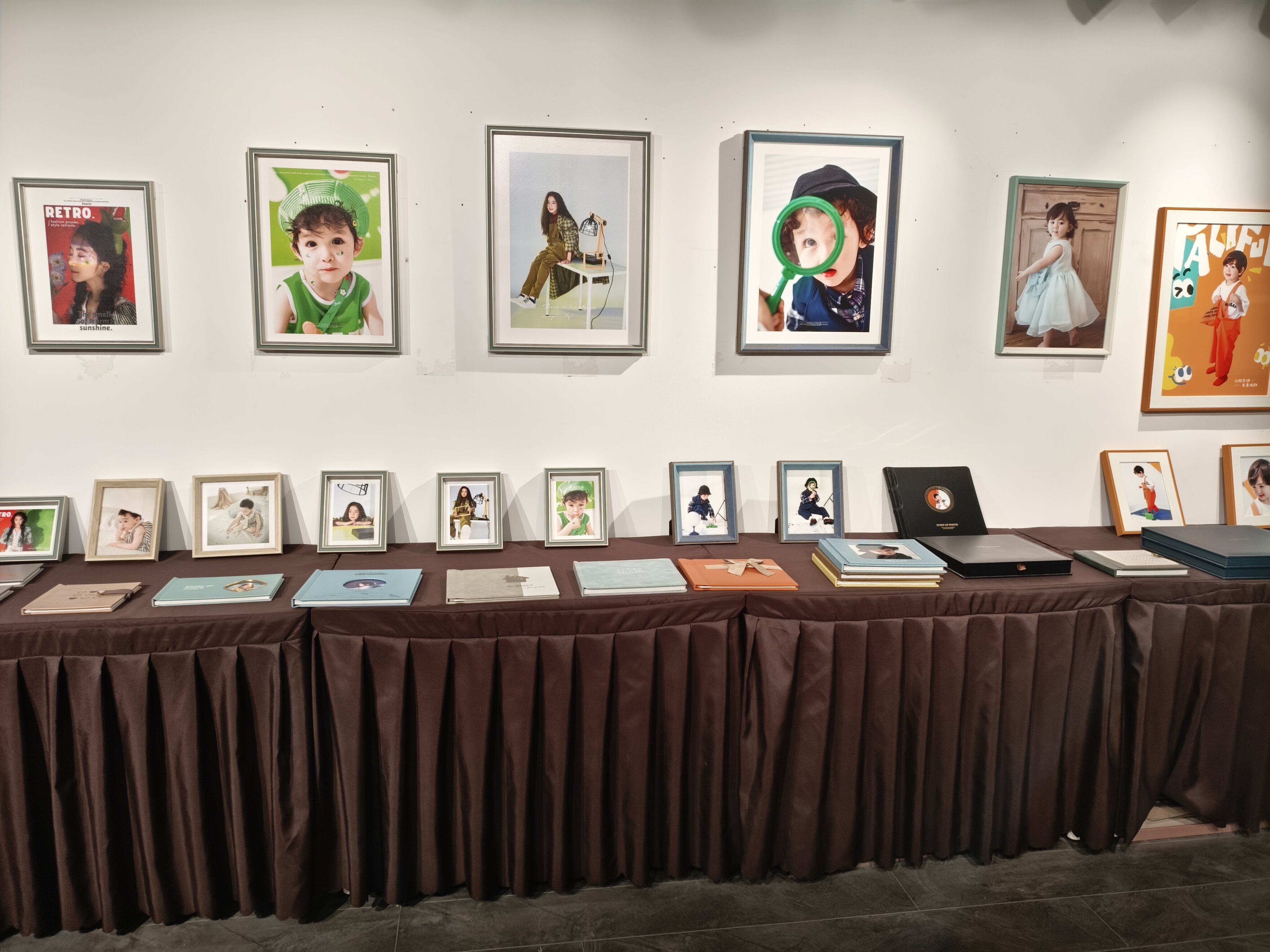 Invitando a los Clientes a Experimentar el Encanto de los Álbumes de Fotos – Dentro de Nuestra Sala de Exposiciones