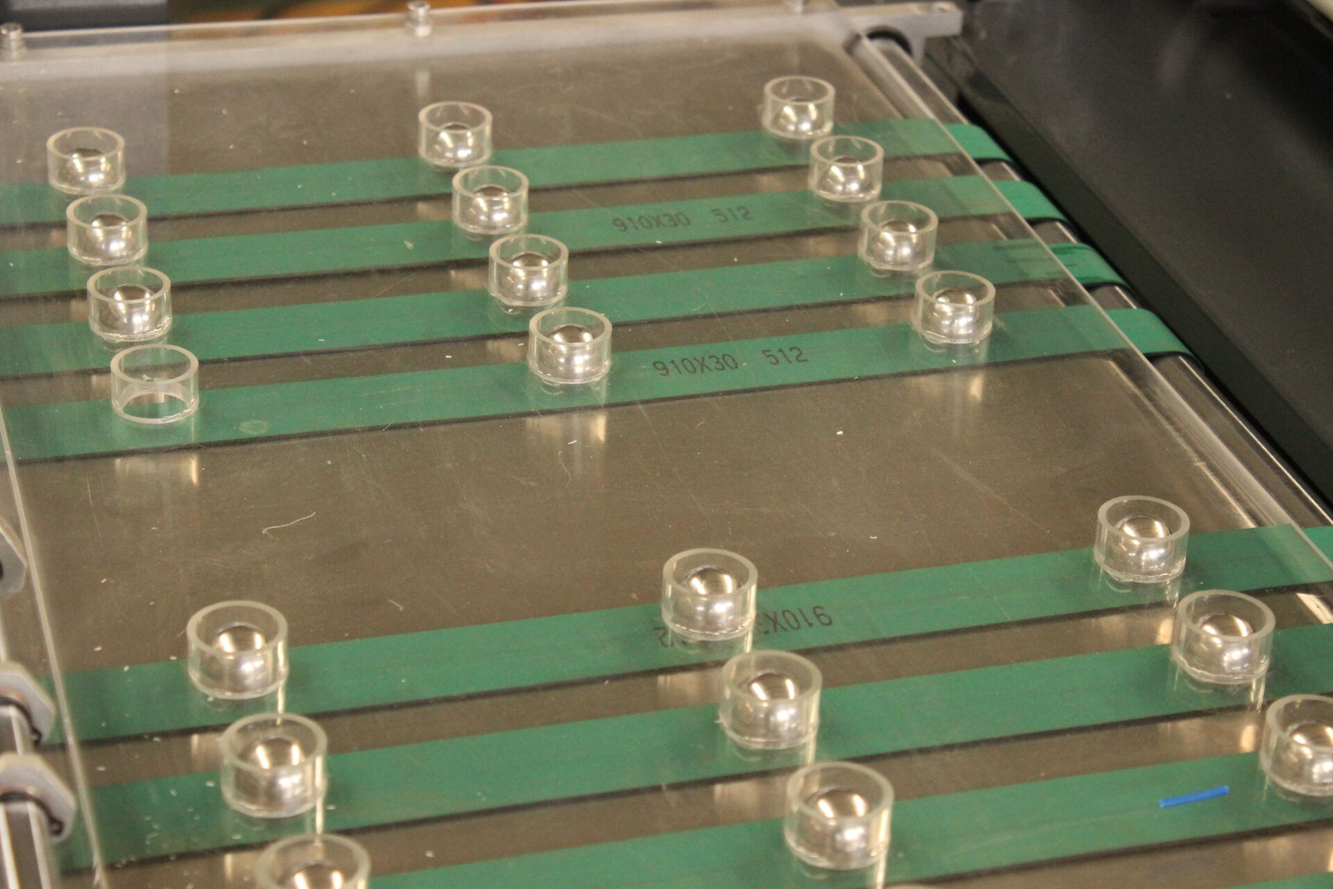 Optimice sus operaciones de impresión con la máquina de recubrimiento UV automática de la serie AUQH AUQH 24"(650 mm) UV Coater