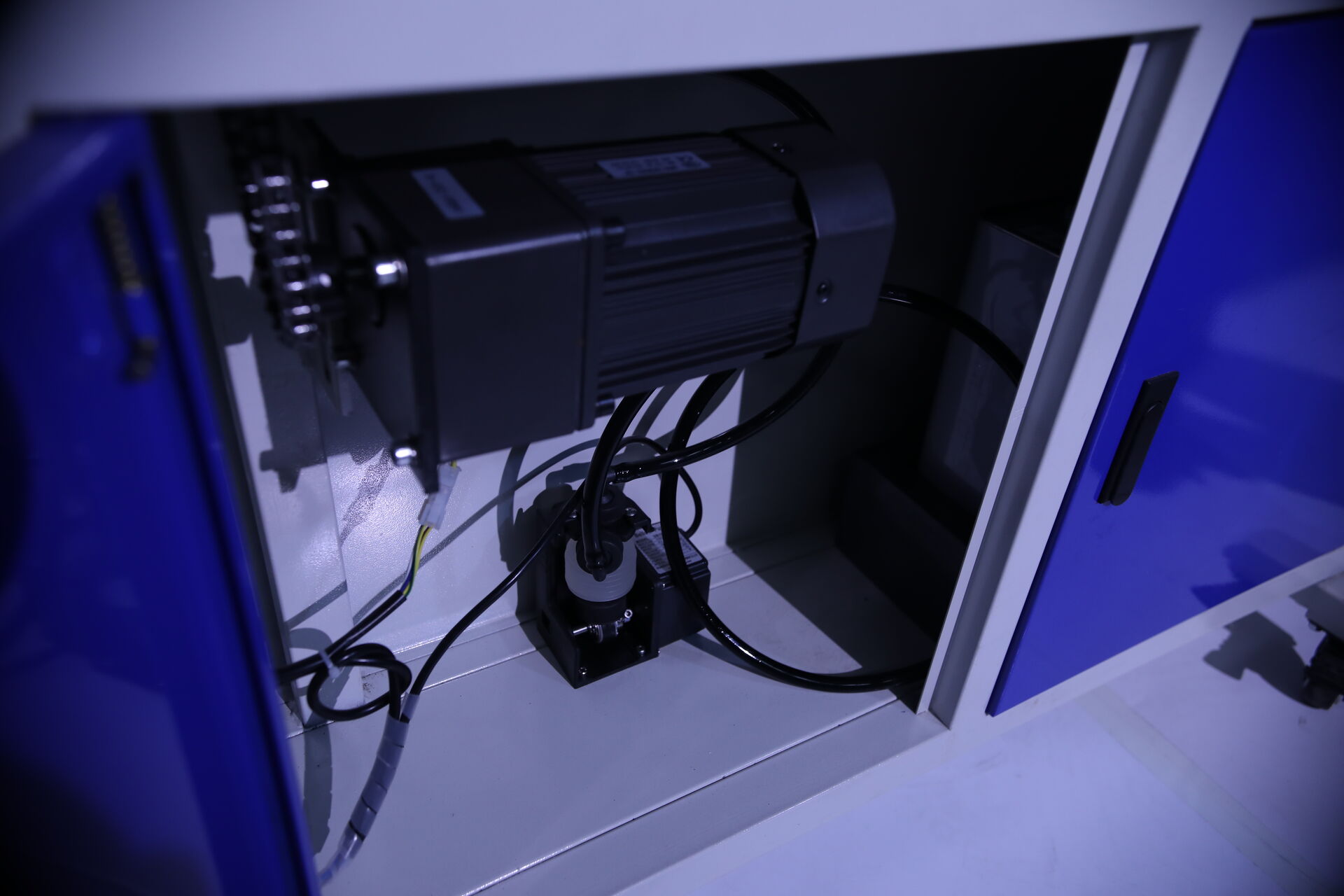 Excelencia asequible: Máquina de recubrimiento UV QH 650: mejore sus acabados de impresión