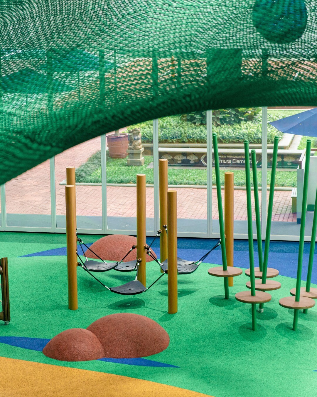 steel-frame-rope-net-structure-campus-installation steel-frame-rope-net-structure-campus-installation