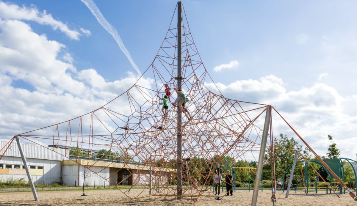 Rope climbing pyramids