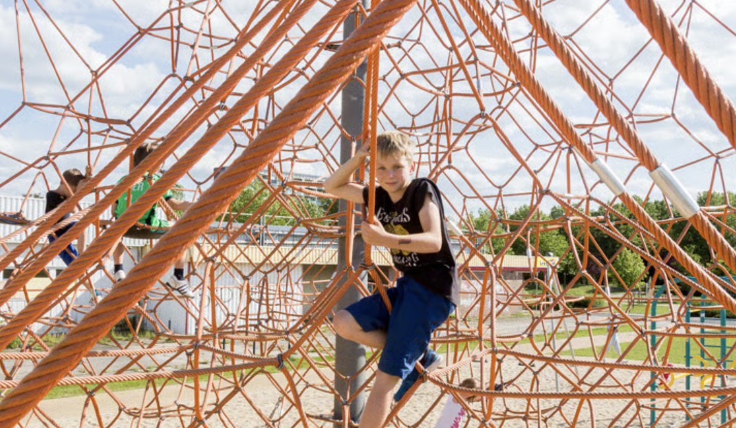 rope-climbing-pyramids-adventure-play