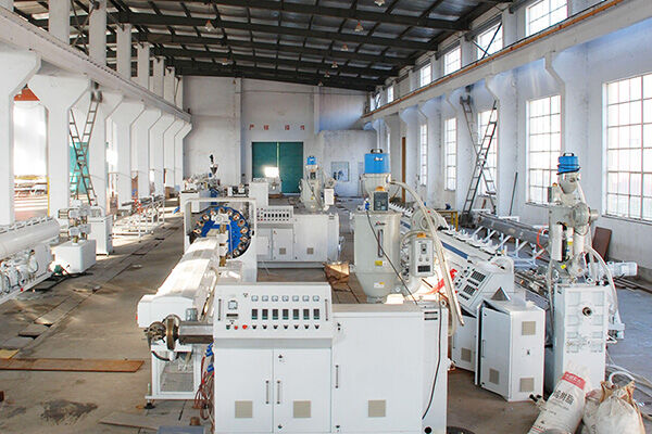What are the main configurations of plastic pipe production equipment?