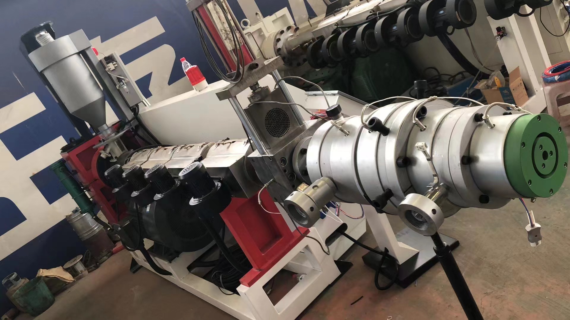 20mm-110mm HDPE three-layer co-extruded pipe high-speed production line