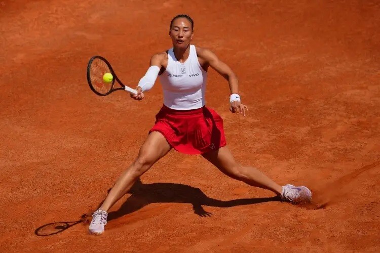Zheng Qinwen Sweeps Former US Open Champion 2-0 to Reach Rome Quarterfinals for Third Consecutive Year; Set to Face Sabalenka Again