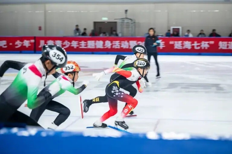 Peak Competition! Over 300 Young Athletes Chase Their Ice Dreams at Yanqing Ice Rink