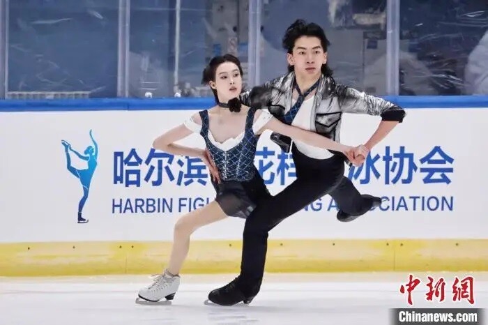 500 Figure Skaters Compete in Fierce Contest