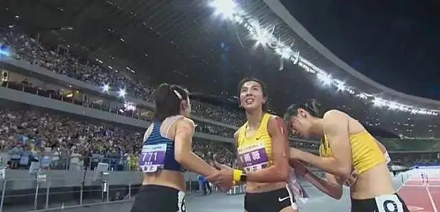 Fujian’s Lin Yuwei wins bronze despite crashing at the finish line in women’s 100m hurdles!