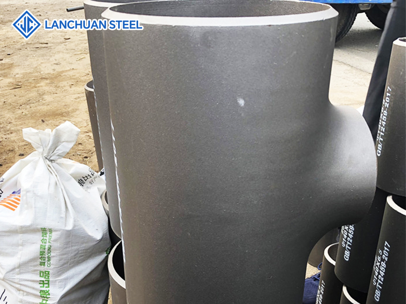 Carbon steel butt welding tee supplied by the manufacturer from stock National standard seamless tee reducing tee with complete specifications