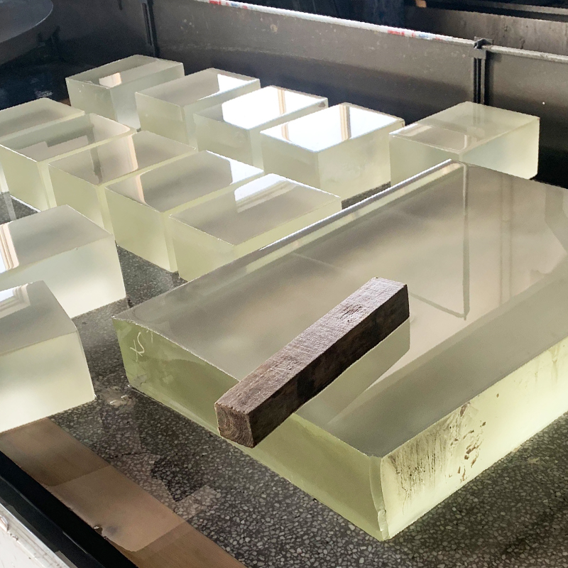 Radiological protective lead glass is smooth and flat