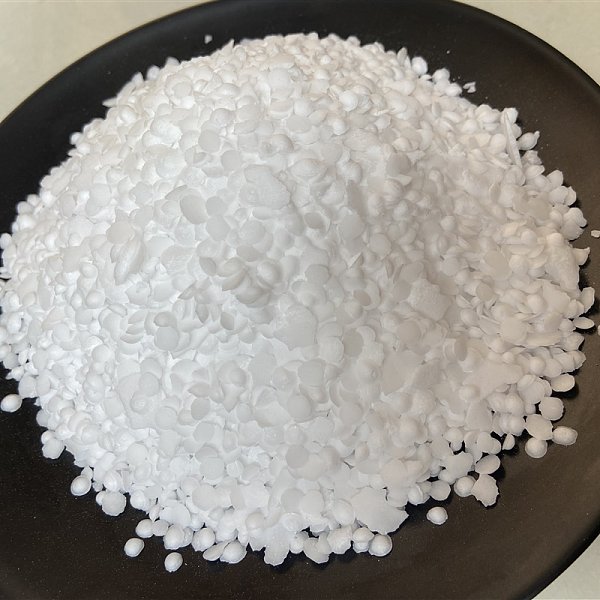 Distilled hydrogenated tallow primary amine