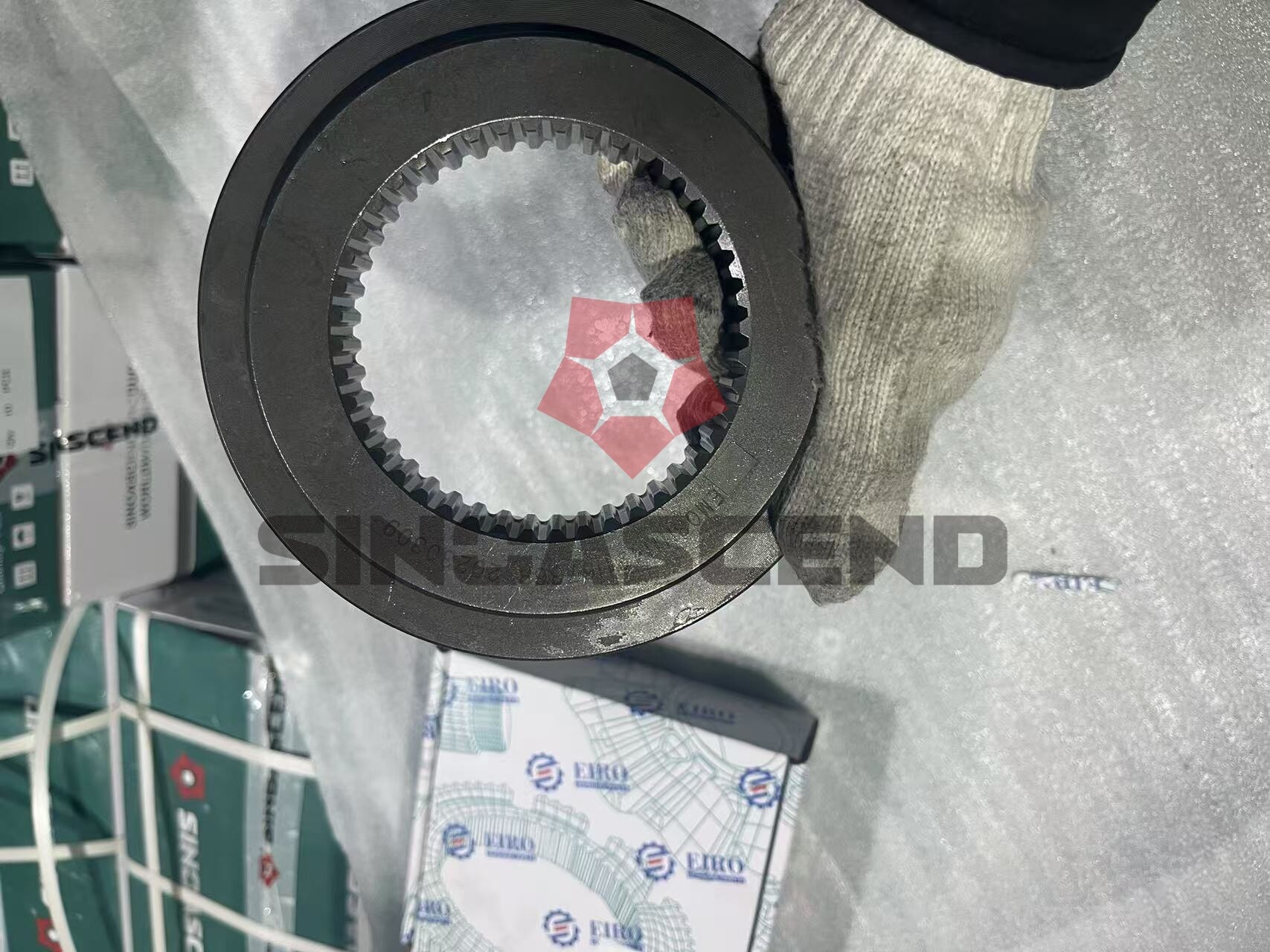 Sliding gear sleeve between shafts42116736Sliding gear sleeve