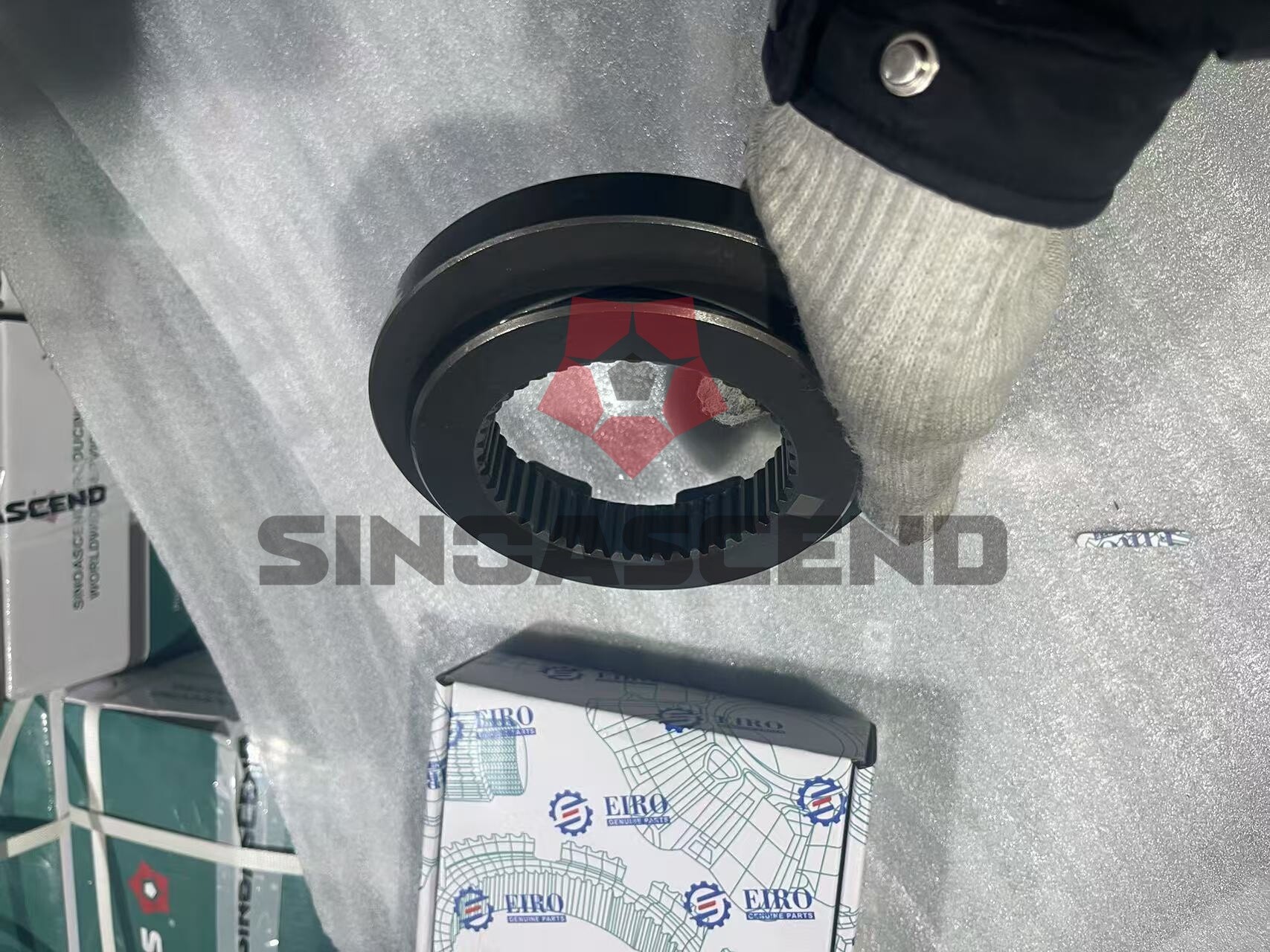 Sliding gear sleeve between shafts42116736Sliding gear sleeve