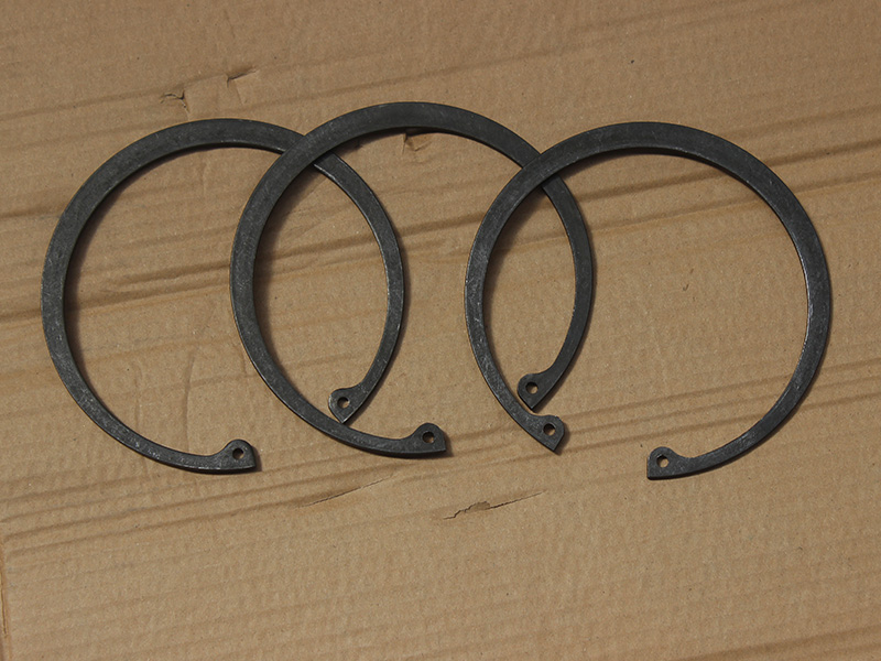Retaining ring for hole