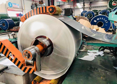 What is the difference between the magnetic properties of 304 and 316 stainless steel