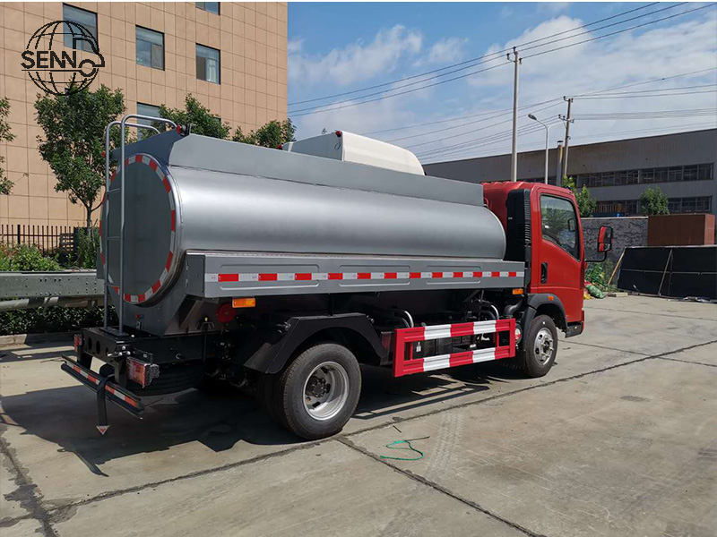 Oil tank truck