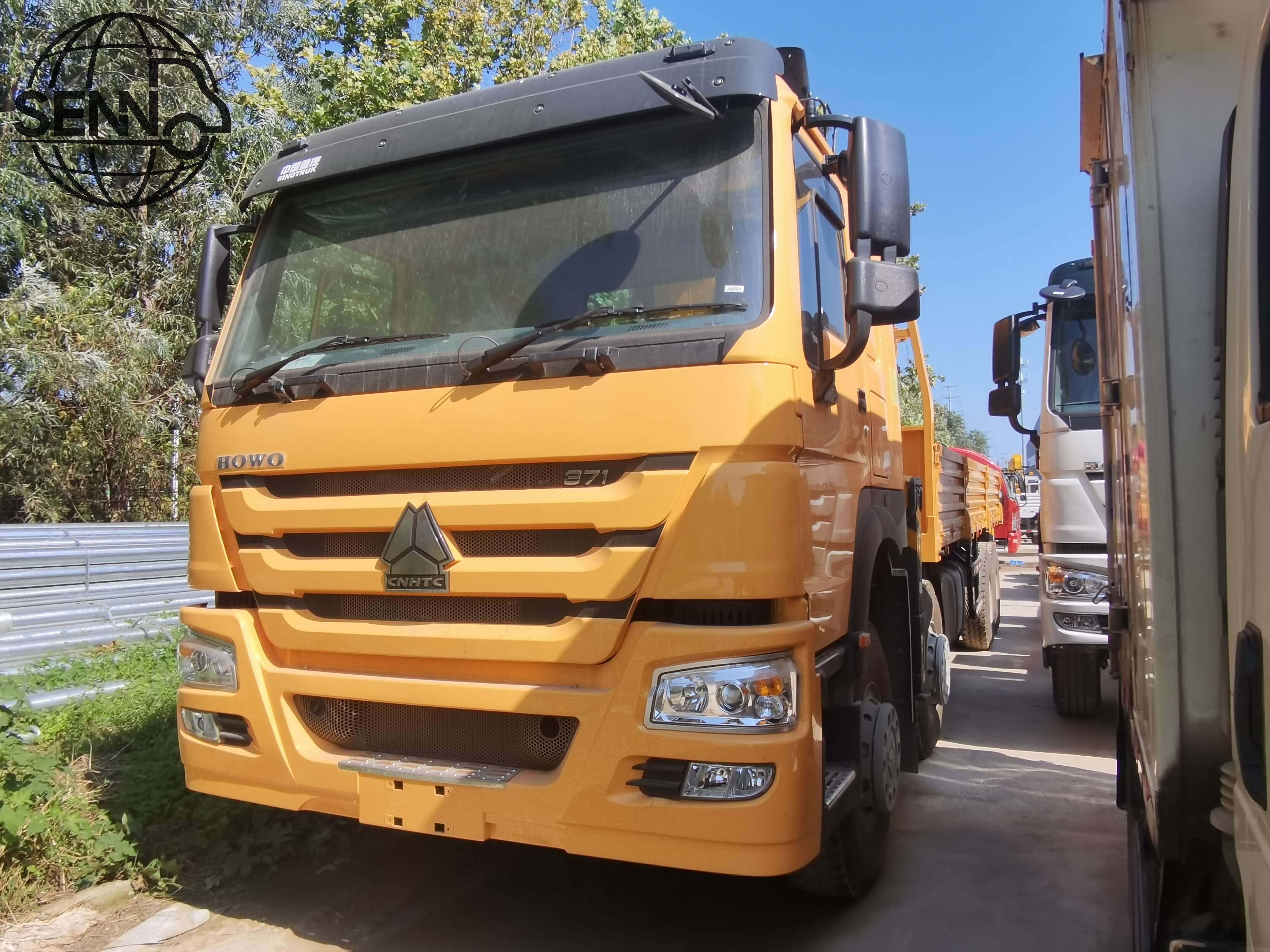 sinotruk howo 8x4 cargo truck with  14TONS xcmg Straight arm crane SQ14SK4Q crane